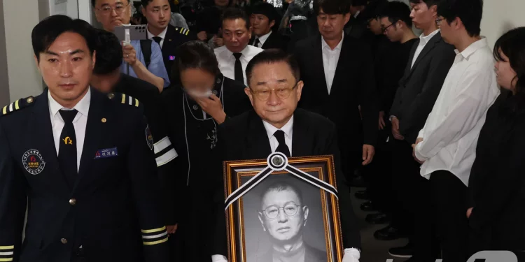 故전유성, 웃음 유산 남기고 영면…영결식·발인·노제서 후배들 오열