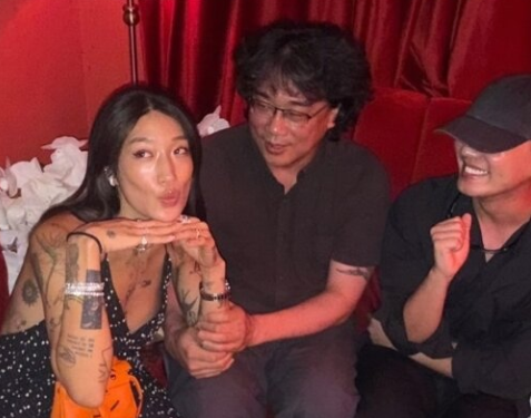 ‘석방 후 7개월’ 유아인, 봉준호 감독과 포착…모자 쓰고 미소