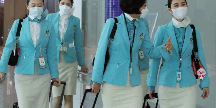 “편의점 갈때도 여권 챙겨라”…미국행 승무원들 ‘구금’ 공포