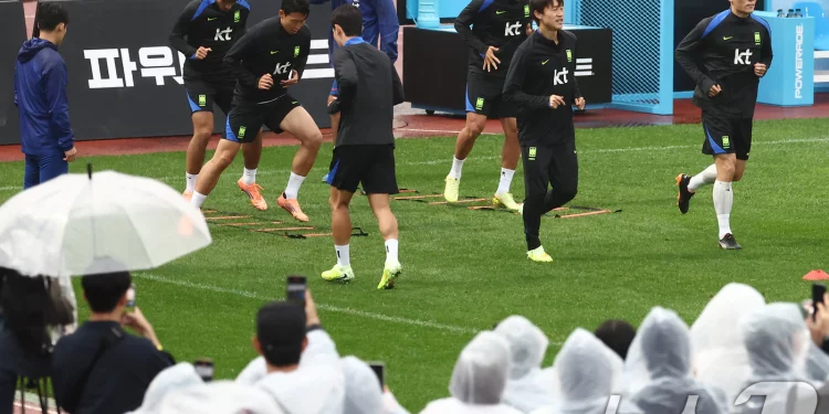브라질전 앞둔 홍명보호, 300명 팬 응원 받으며 ‘스리백’ 집중 훈련