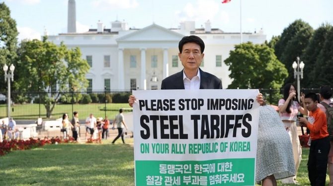 트럼프 50% 철강관세에 포항 ‘절체절명’…시장 백악관 앞 1인시위