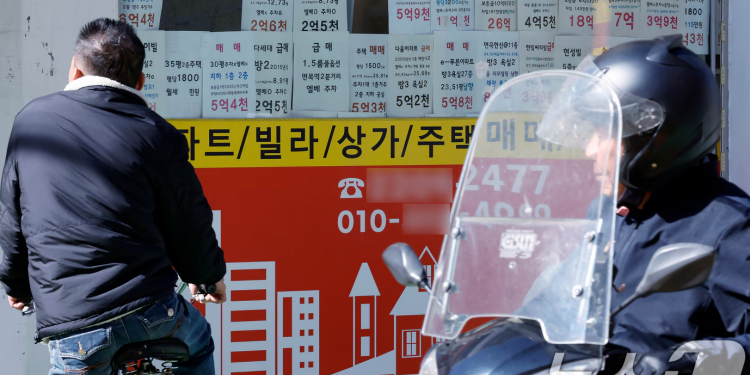 서울 거주 유권자 54.6% “李 10·15 부동산 정책 잘못됐다”