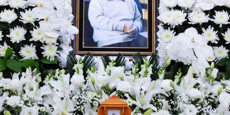 故이순재, 영정 속 인자한 미소…李대통령·나문희·최불암 근조화환