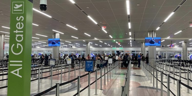 셧다운 여파로 애틀랜타 공항 대규모 지연…“세계에서 가장 붐비는 공항도 멈췄다”