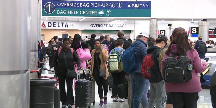안개로 ‘세계 최대 공항’ 마비…ATL 하루 1,500편 지연·200편 이상 결항