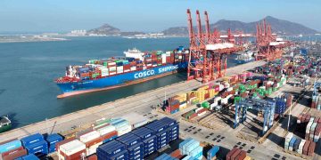 트럼프 관세 폭탄에 글로벌 해운업 직격탄…운임·물동량 동반 압박