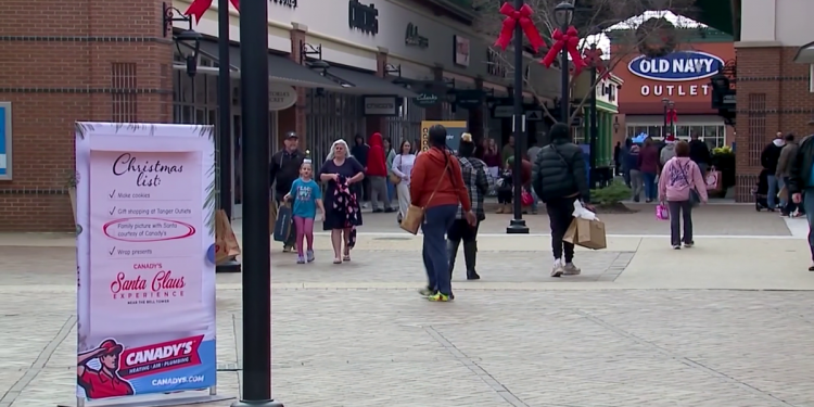 풀러 탠저 아울렛에 몰린 크리스마스 막판 쇼핑 인파