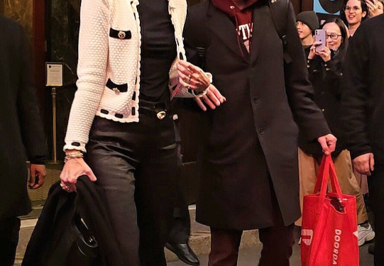 키아누 리브스, 8세 연하 연인과 손잡고 ‘다정’ 데이트