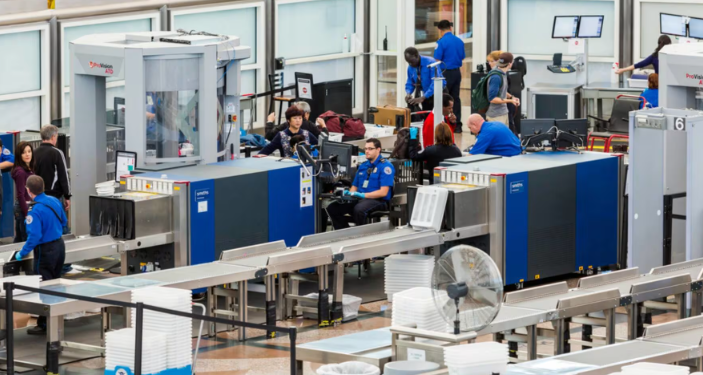 공항에 이 옷 입고 가지 마세요… TSA 연말 경고