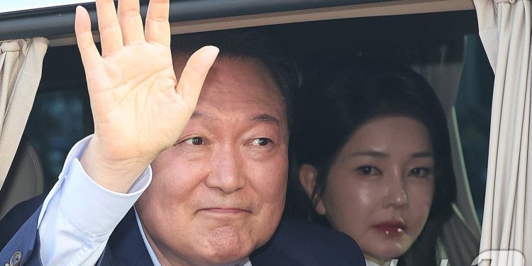윤석열 5년·김건희 1년 8개월…’헌정사 최초’ 前 대통령 부부 동반 실형