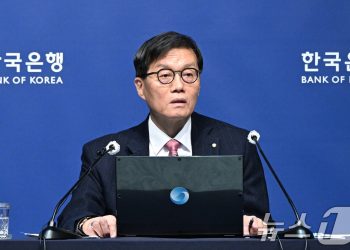 ‘성장 2%’ 상향에도 웃지 못하는 韓경제…’반도체 독주’ 속 K자형 양극화