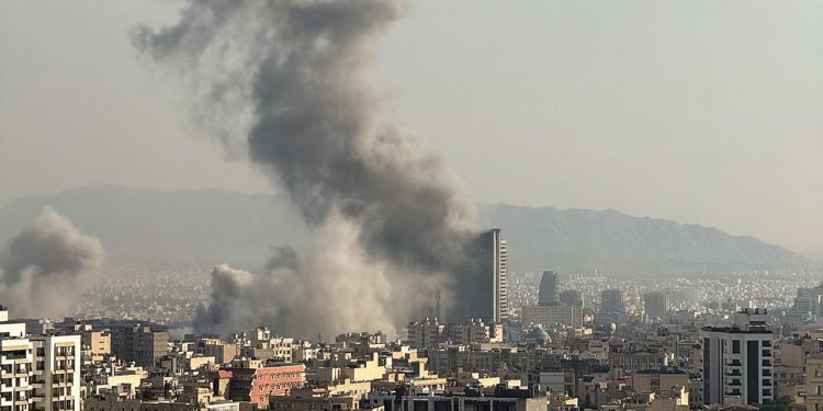 美국무부, 중동 체류 미국인에 “즉시 출국”…중동 확전 대비하나