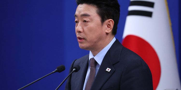 靑 “UAE 원유 600만배럴 긴급 도입…전세기로 체류 국민 귀국”