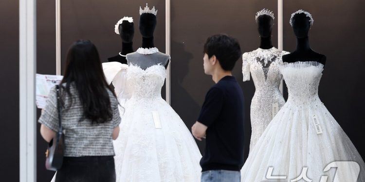 “아내는 순종해야”…Z세대 남성들, 아버지 세대보다 보수적