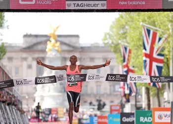 케냐 사웨, 런던 마라톤서 1시간59분30초…인류 최초 2시간 벽 깼다