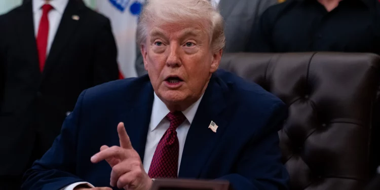 트럼프 “이란 협상 재촉 마라…’핵 저지’ 영구적 합의 원해”