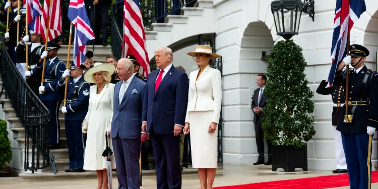 ‘막말꾼’ 트럼프 잡은 찰스 3세…위트 가득 풍자 ‘외교의 진수’