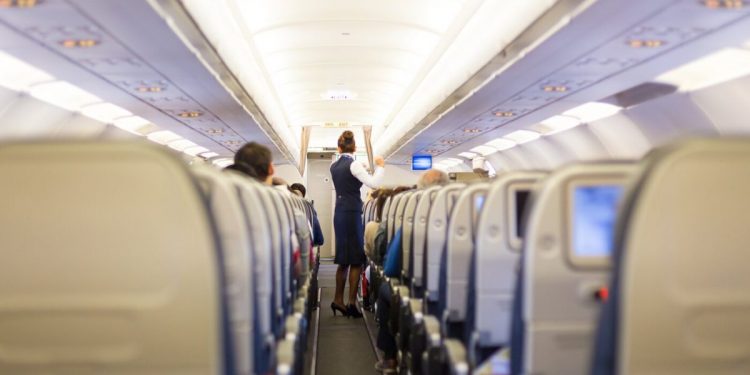 기내서 과한 애정행각 벌인 50대 부부…’평생 탑승 금지’ 처분