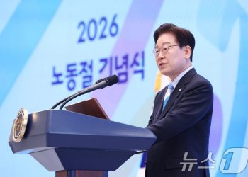 李대통령 “반기업·반노동 이분법 깨고 미래로”…첫 노동절 기념식