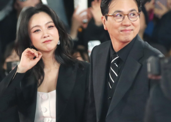 48세 탕웨이, 둘째 임신 ‘경사’…플랫슈즈 신고 배 나온 모습 포착