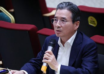 블룸버그 “한국 증시 5% 폭락, 원인은 김용범 실장의 ‘AI 배당’ 발언”