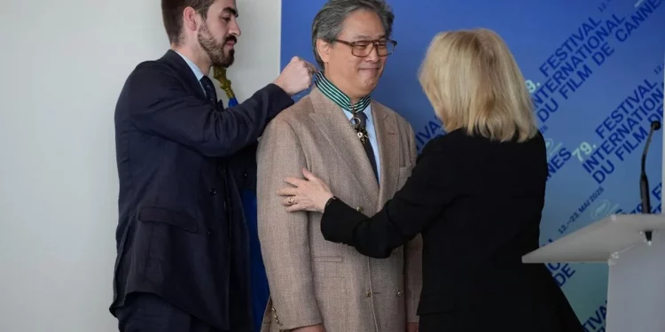 “마지막 소원은 프랑스 영화 찍기” 박찬욱, 佛최고문화훈장 코망되르 수훈