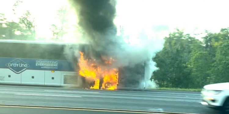 I-95 스쿨버스 화재… 학생 12명·기사 전원 무사 대피
