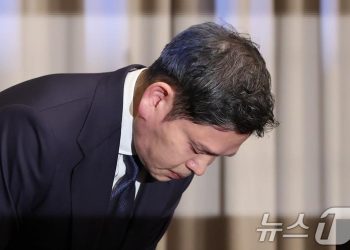 고개 숙인 정용진 “진심으로 머리 숙여 사죄…변명 없이 제 잘못”