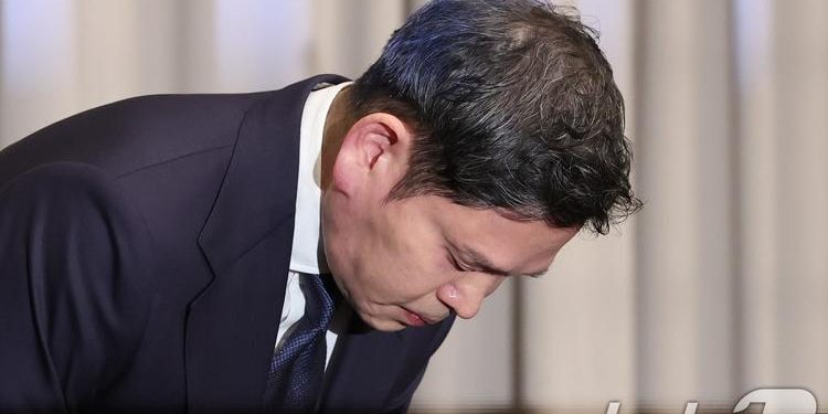 고개 숙인 정용진 “진심으로 머리 숙여 사죄…변명 없이 제 잘못”