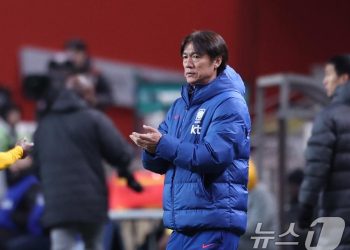 가디언 “지지 못 받는 홍명보 감독…조별리그 통과 가능성 적어”