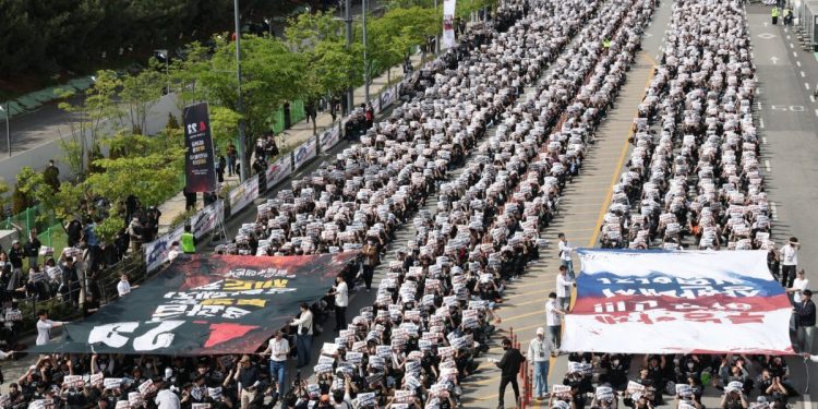 성과급 40조 요구 역풍…삼성전자 노조, 사내외 여론 악화에 ‘사면초가’