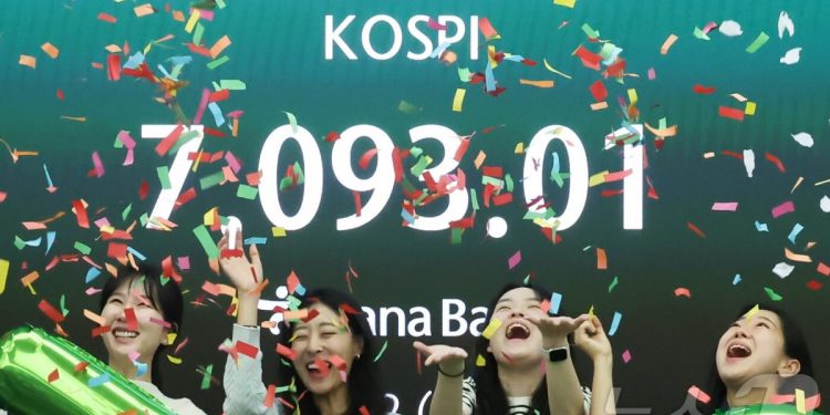 ‘단숨에 7300’ 코스피 신고가 행진…26만전자·160만닉스
