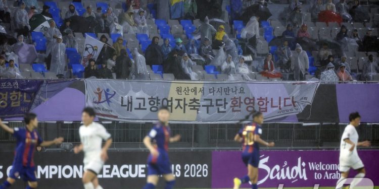 내고향만 외친 공동응원단…박길영 수원 감독 “경기 내내 속상했다”