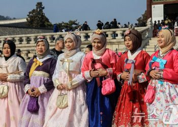 K-고궁 관람객, 4월까지 545만명…최대였던 지난해 ‘1781만명’도 넘어선다