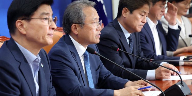 與 “선관위, 상임 체제로 개편 등 근본적 개혁 추진… 내년초 개헌 검토”