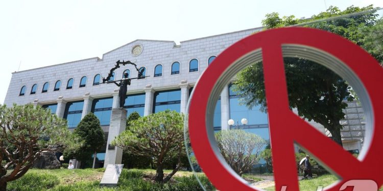 “선관위 직원은 몰카, 공연음란죄도 감봉 2개월”…징계 자료 비난 봇물