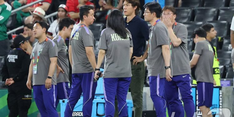 “완전히 청소 않으면 계속 반복” 축구 레전드들도 화 났다