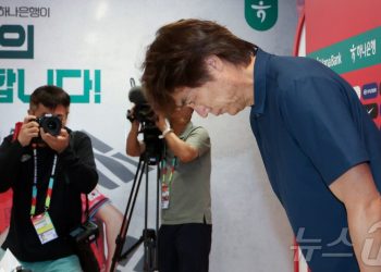 홍명보 사퇴 “모든 결과 감독 책임”…임기 7개월 앞두고 불명예 퇴진