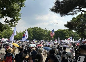 뙤약볕 아래 태극기와 찬송가…개표소 봉쇄 시위 24일째