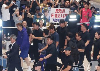 “한국 축구는 오늘 죽었다”·”홍명보 사죄하라”…대표팀 향한 팬들의 절규