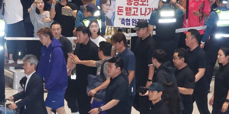 “한국 축구는 오늘 죽었다”·”홍명보 사죄하라”…대표팀 향한 팬들의 절규