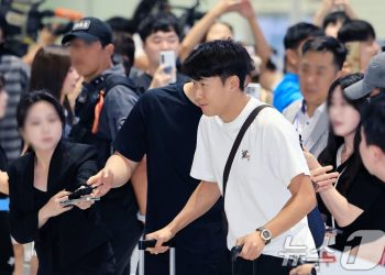 홍명보호 귀국 현장 온도 차…감독에 거센 야유, 손흥민에 따뜻한 위로