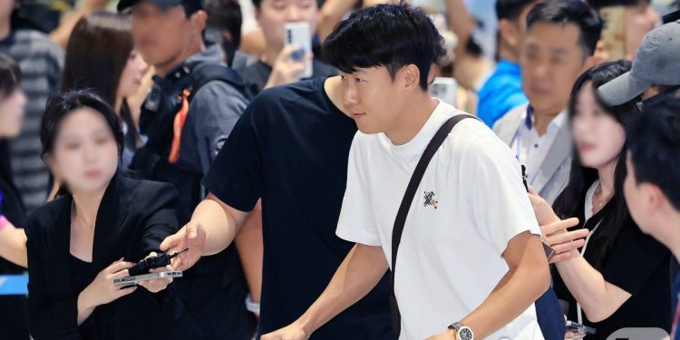 홍명보호 귀국 현장 온도 차…감독에 거센 야유, 손흥민에 따뜻한 위로