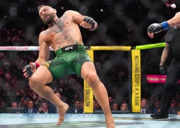 맥그리거, 5년 만에 UFC 복귀전서 무릎 부상으로 ’69초’ TKO패