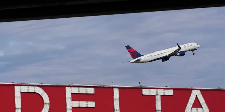 활주로 충돌 직전 피했다…델타 여객기 긴급 회항