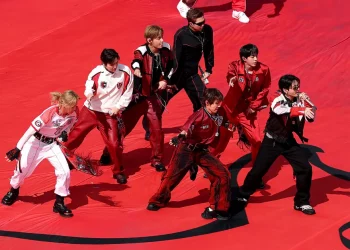 BTS, 역사상 최초 월드컵 결승 하프타임쇼 장식…붉은악마 패치까지