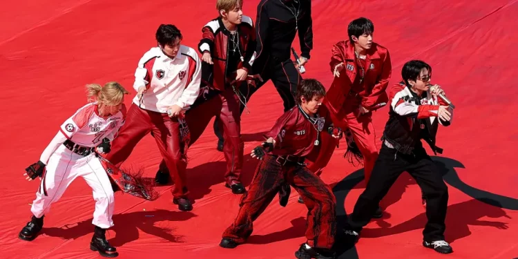 BTS, 역사상 최초 월드컵 결승 하프타임쇼 장식…붉은악마 패치까지