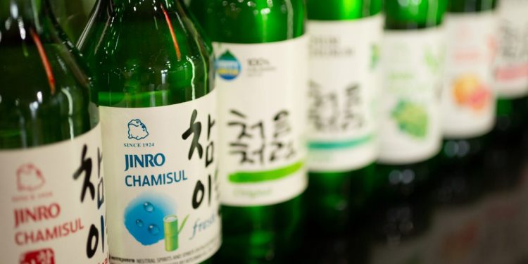 “위스키·보드카 비켜라”… 한국 소주, K-콘텐츠 바람 타고 글로벌 대중화 ‘우뚝’