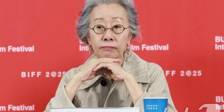 윤여정, 美 에미상 여우조연상 후보 지명…오스카 이어 새 역사 도전