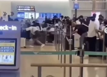 체크인 먼저 하려 100명이 ‘우르르’…인천공항 집단 새치기 뭐지?[영상]